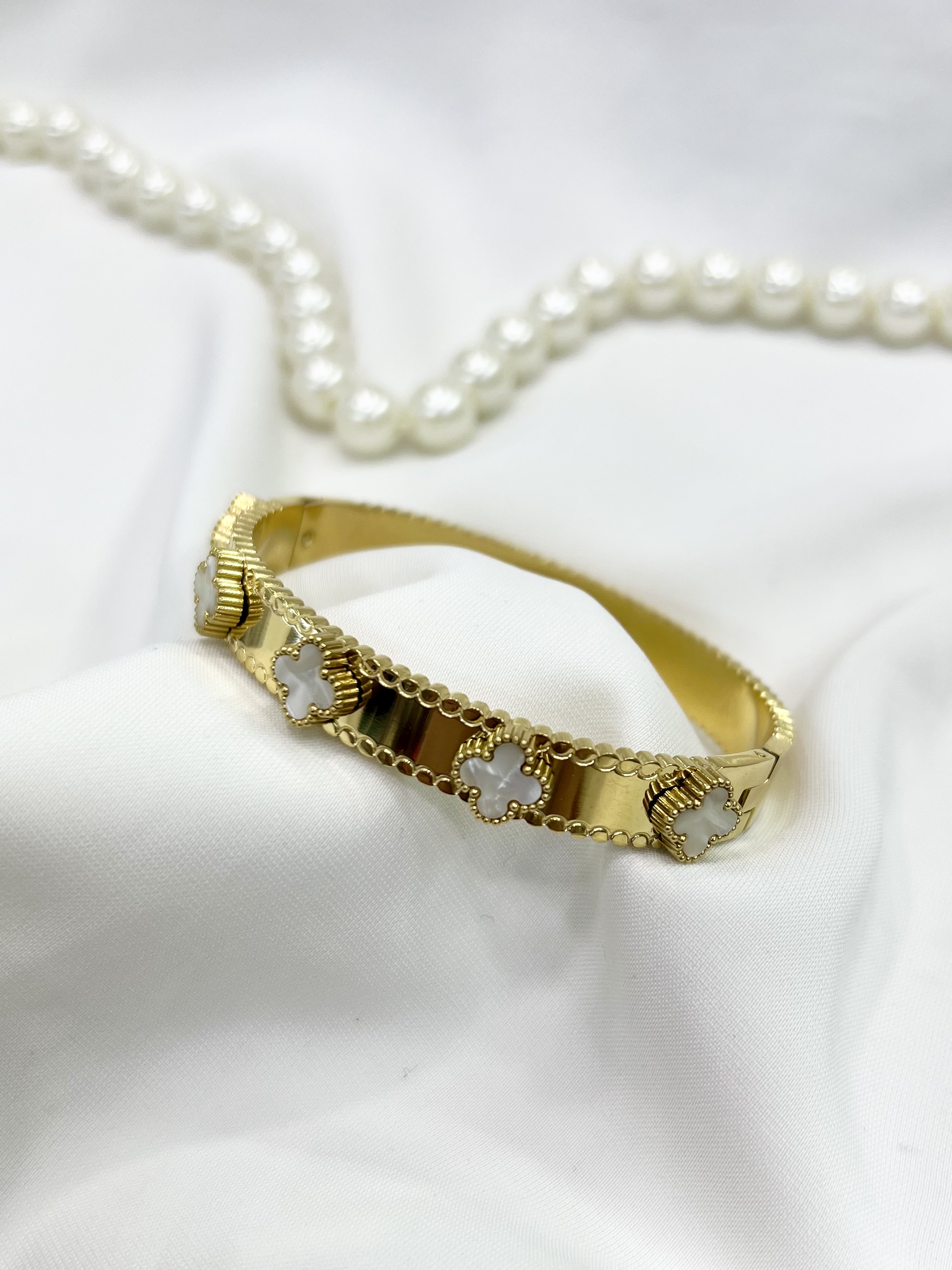 دستبند زنانه ونکلیف طلایی با مروارید های سفیدو طرح چهار برگ،لوکس و ظریف