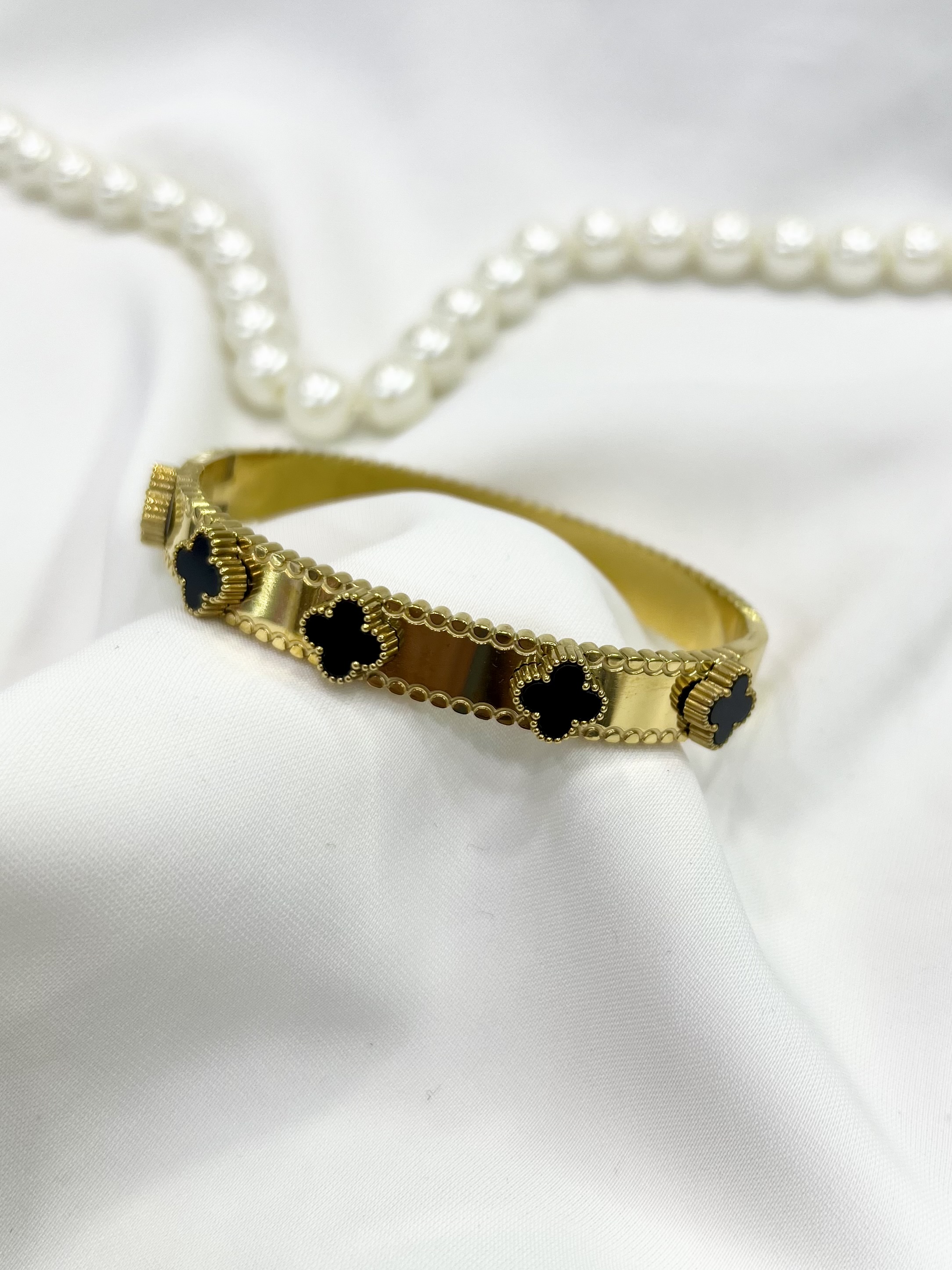 دستبند زنانه ونکلیف طلایی با مرواریدهای مشکی و طرح چهار برگ،لوکس و ظریف