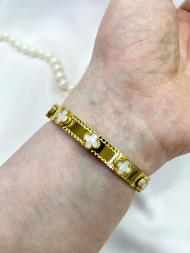 دستبند زنانه ونکلیف طلایی با مرواریدهای سفید و طرح چهار برگ،لوکس و ظریف