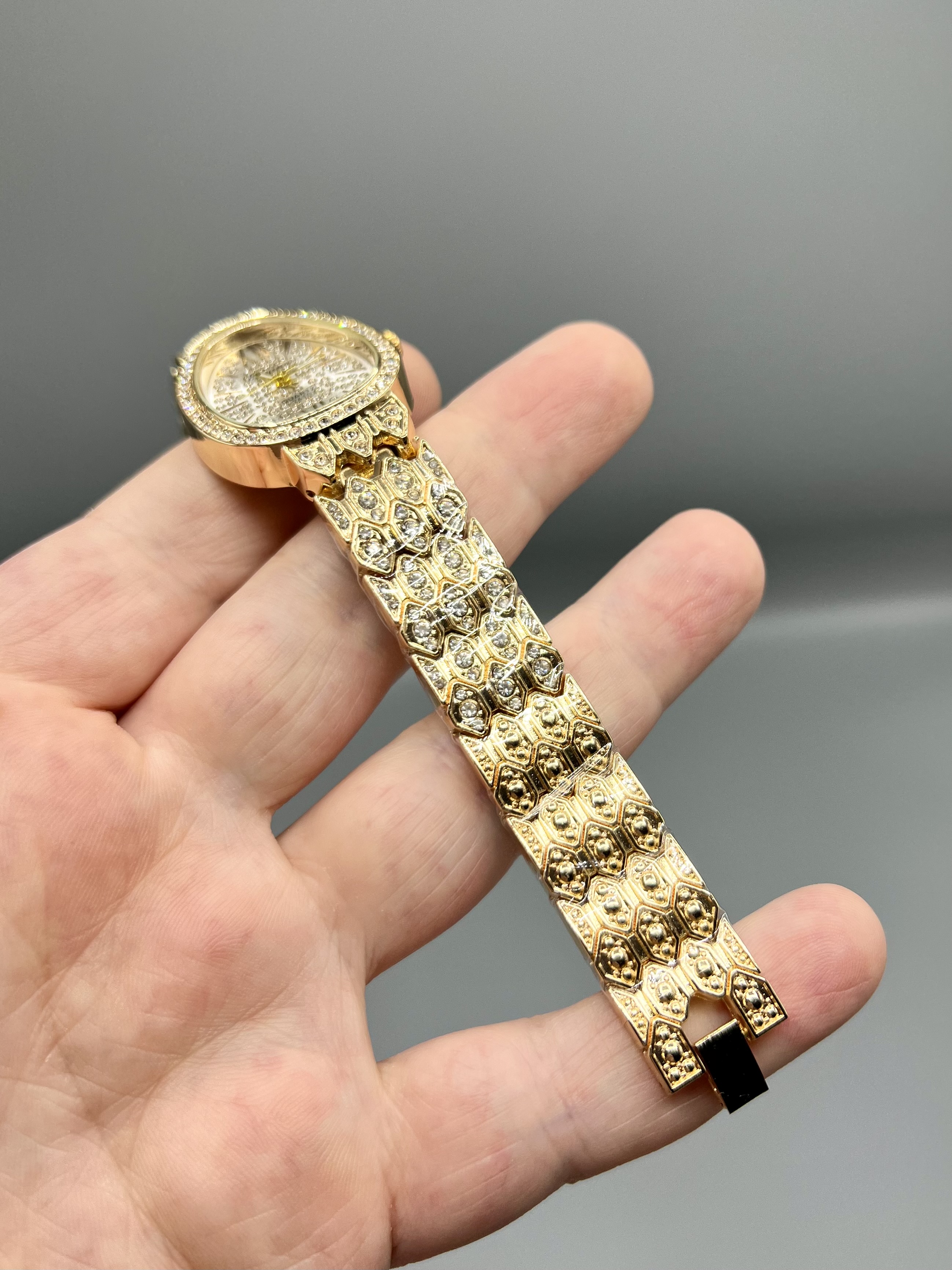 ساعت زنانه الینا الهام گرفته از بولگاری با قاب بیضی نگین دار و بند طلایی لوکس