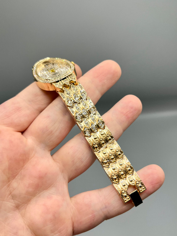 ساعت زنانه الینا الهام گرفته از بولگاری با قاب بیضی نگین دار و بند طلایی لوکس