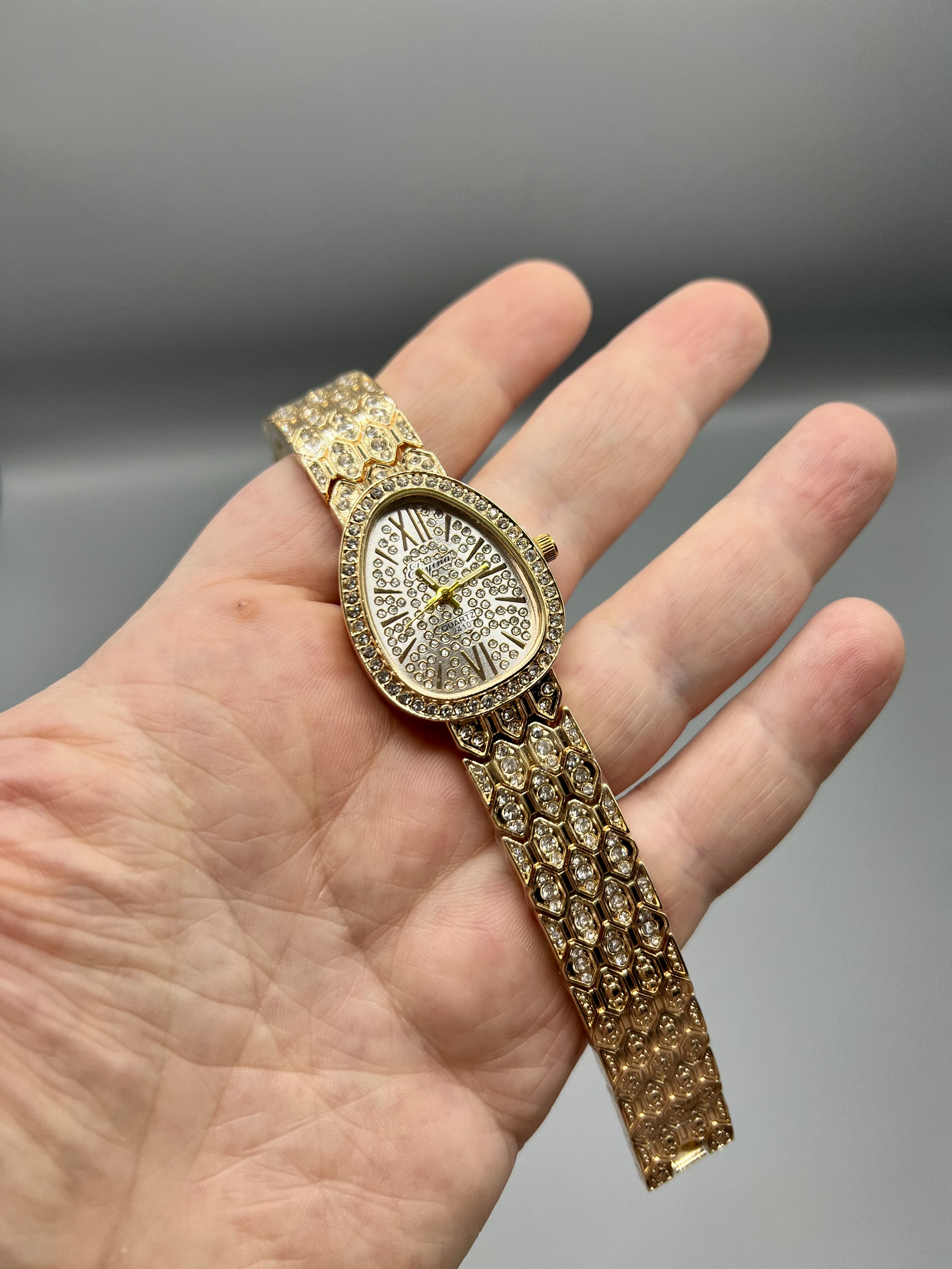 ساعت زنانه الینا الهام گرفته از بولگاری با قاب بیضی و بند طلایی لوکس