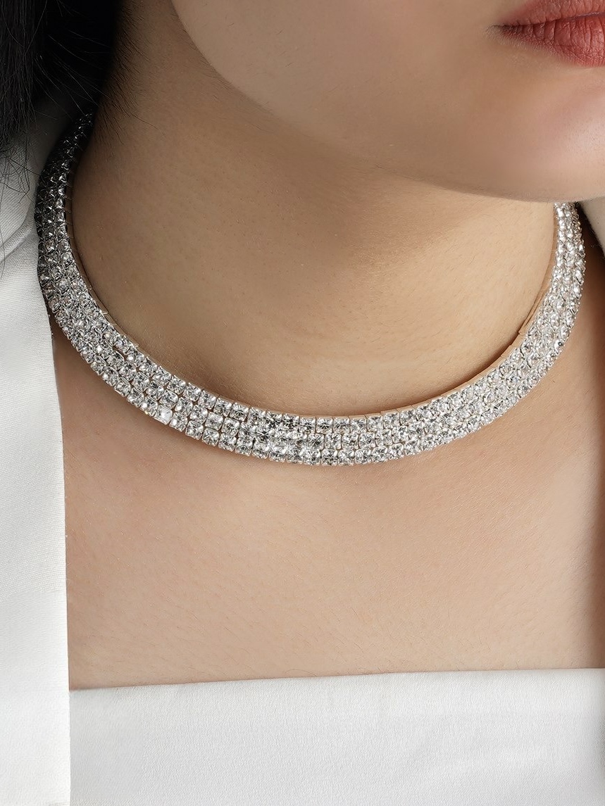 گردنبند طوق نقره ای با نگین های براق،جواهر شیک زنانه