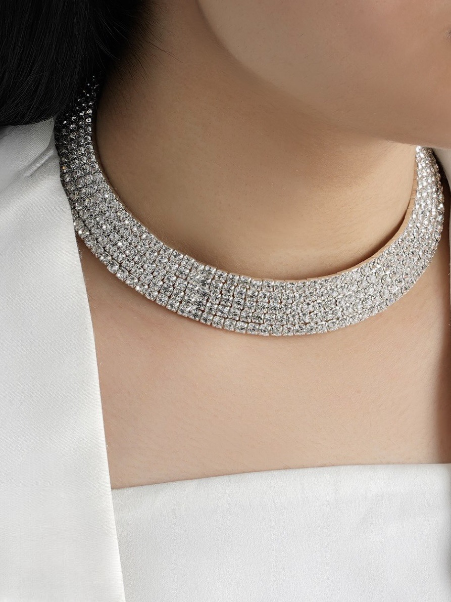 گردنبند طوق نقره ای با نگین های براق،جواهر شیک زنانه