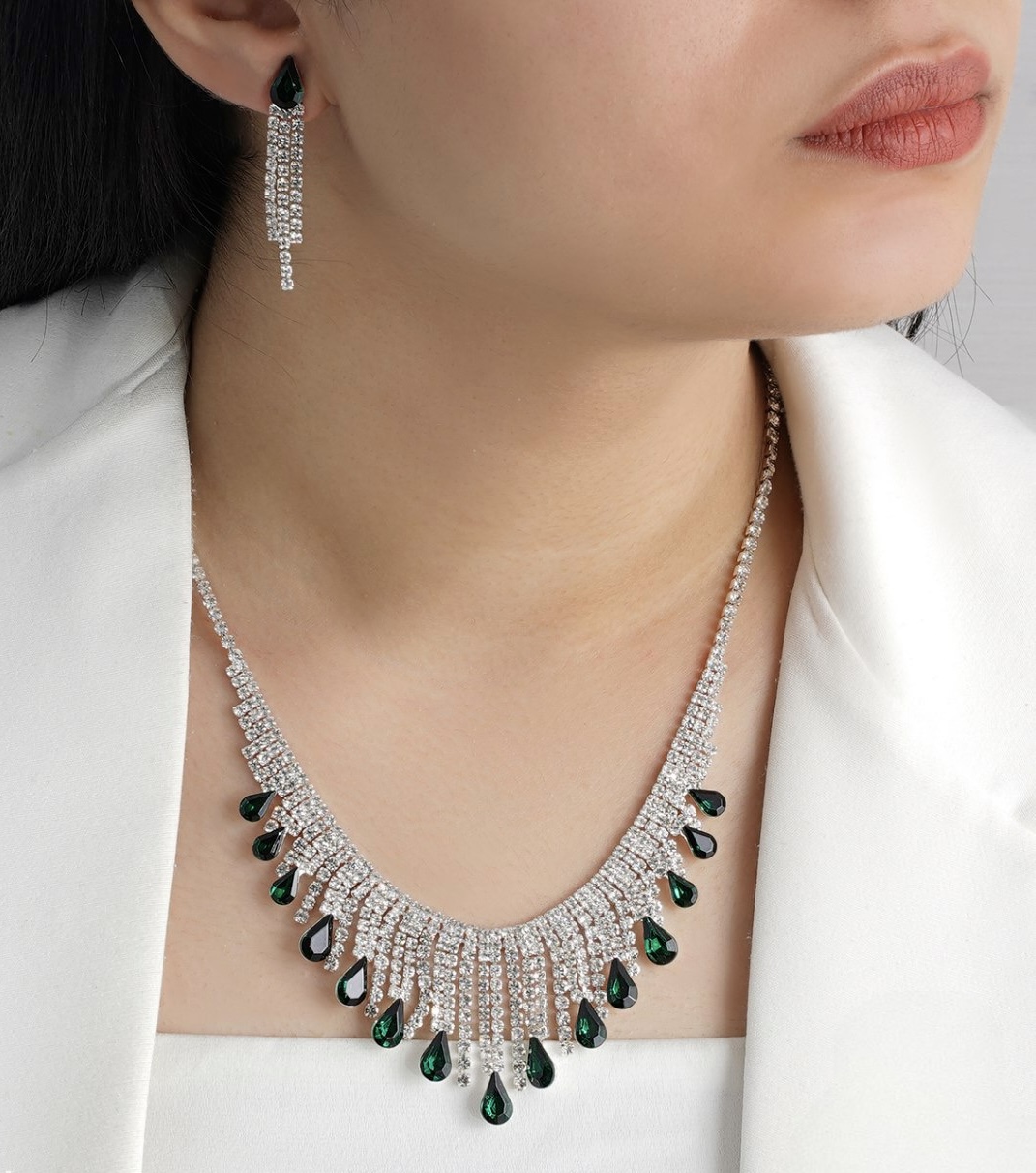 نیم ست نقره ای با نگین سبز اشکی و گوشواره آویز