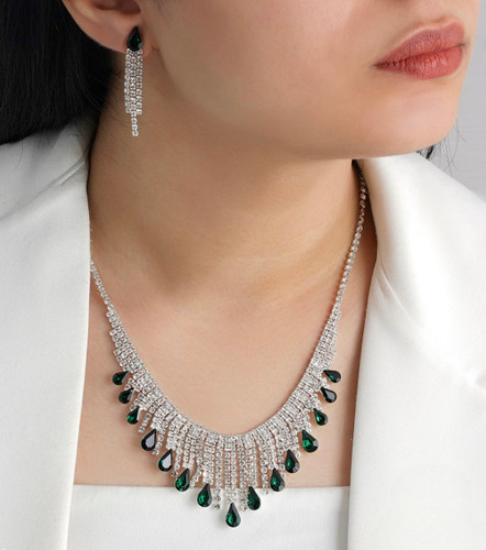 نیم ست نقره ای با نگین سبز اشکی و گوشواره آویز