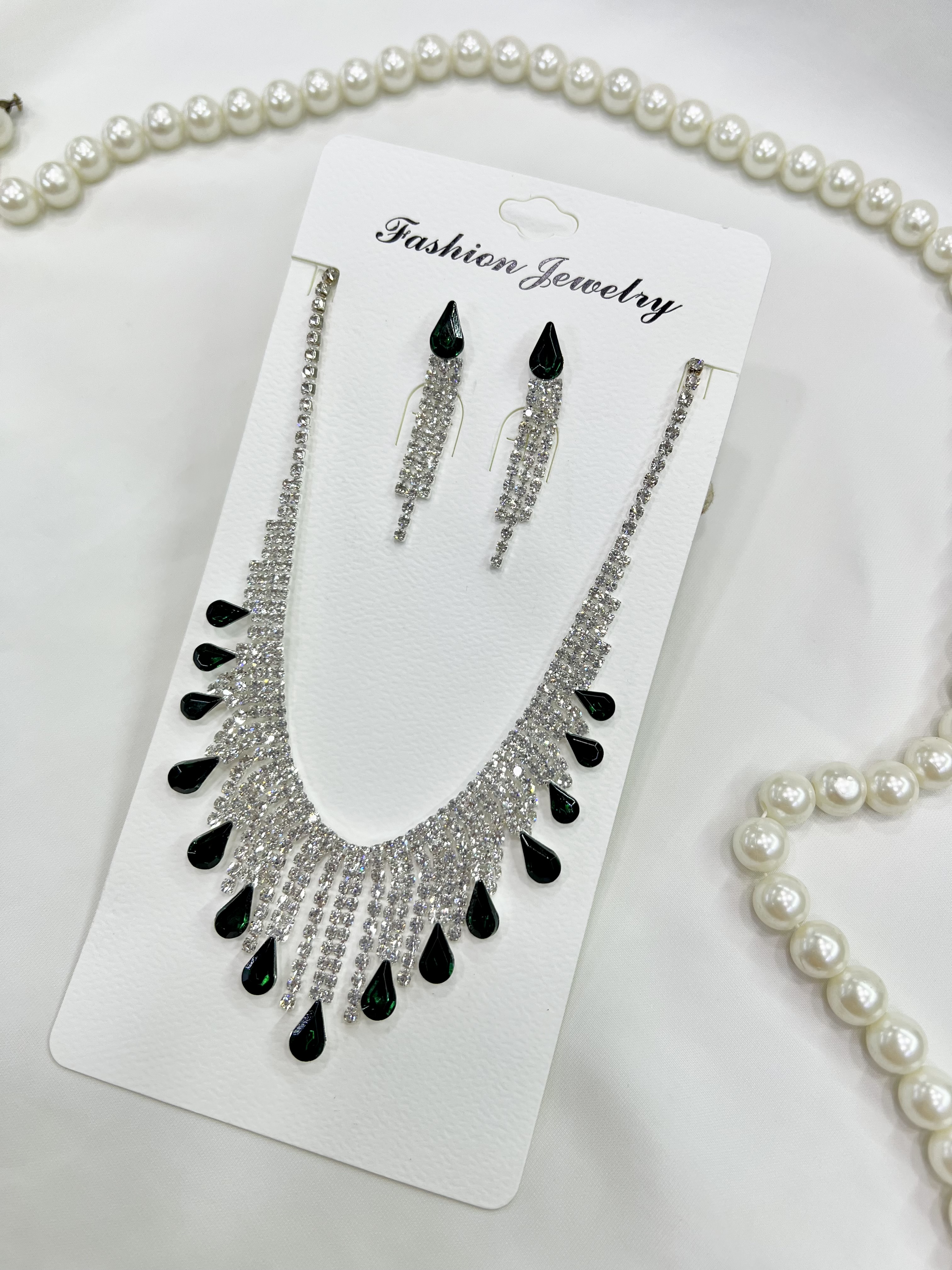 نیم ست نقره ای با نگین سبز اشکی و گوشواره آوریز