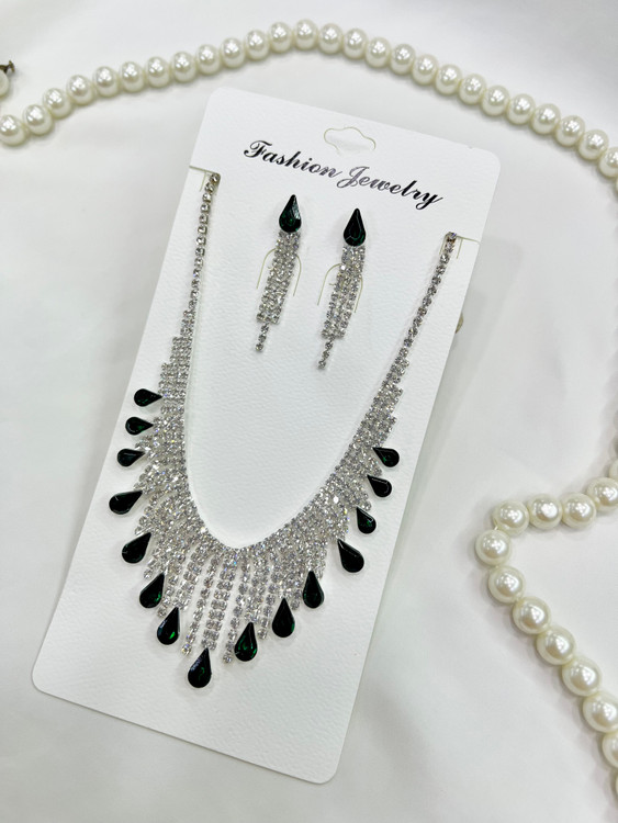 نیم ست نقره ای با نگین سبز اشکی و گوشواره آوریز