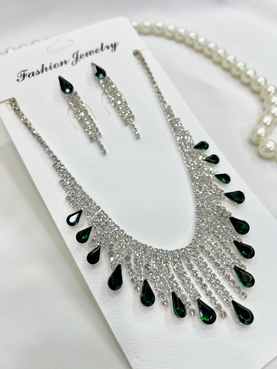 نیم ست نقره ای با نگین شبز اشکی و گوشواره آویز