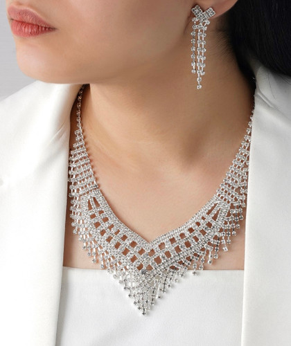 نیم ست نقره ای زنانه با طراحی اشرافی و گوشواره نگین دار