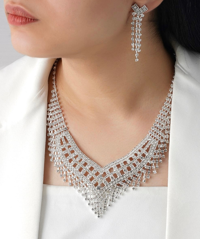 نیم ست نقره ای زنانه با طراحی اشرافی و گوشواره نگین دار