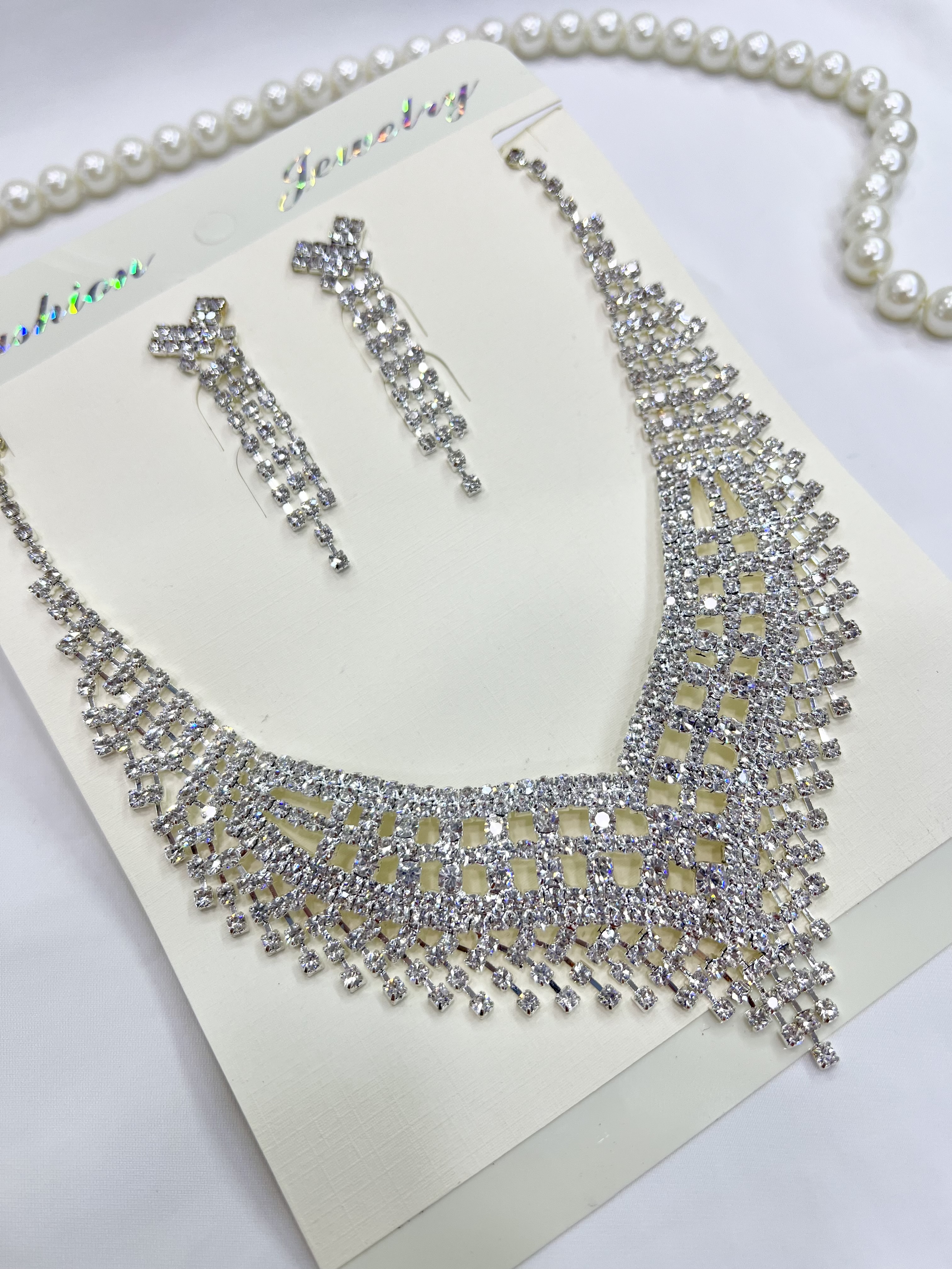 نیم ست نقره ای زنانه با طراحی اشرافی و گوشواره آویز نگین دار