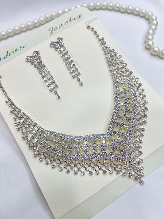 نیم ست نقره ای زنانه با طراحی اشرافی و گوشواره آویز نگین دار