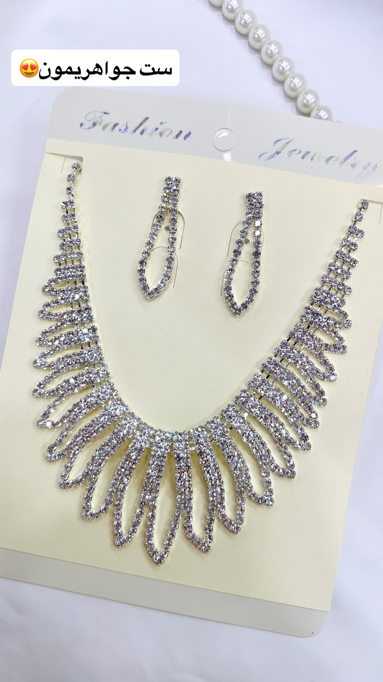 نیم ست نقره ای زنانه با طراحی اشرافی و گوشواره نگین دار