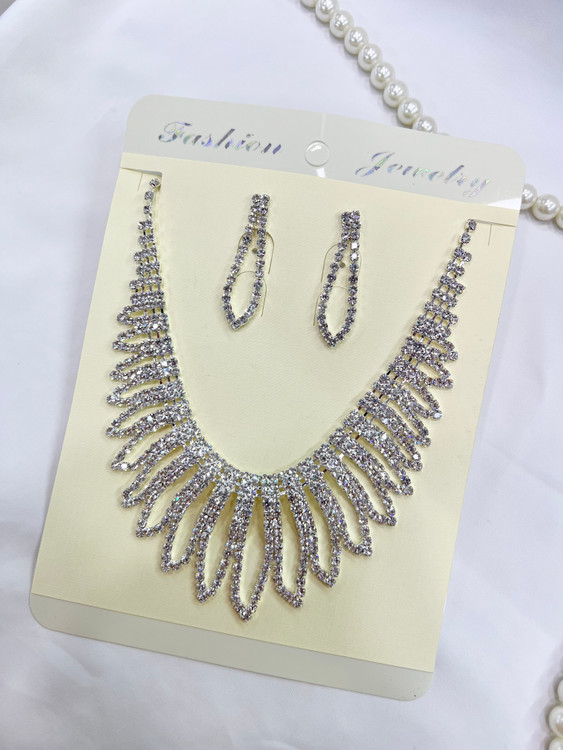 نیم ست نقره ای زنانه با طراحی اشرافی و گوشواره نگین دار