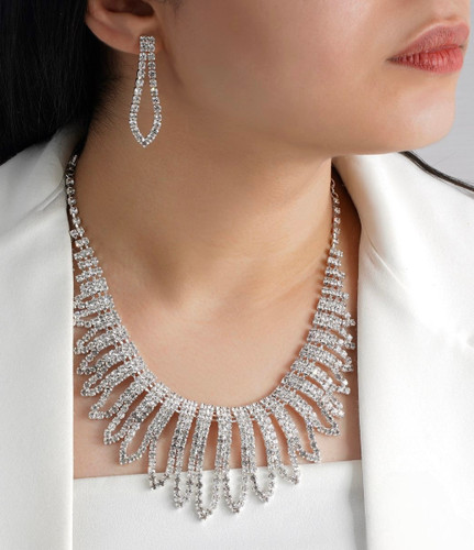 نیم ست نقره ای زنانه با طراحی اشرافی و گوشواره نگین دار