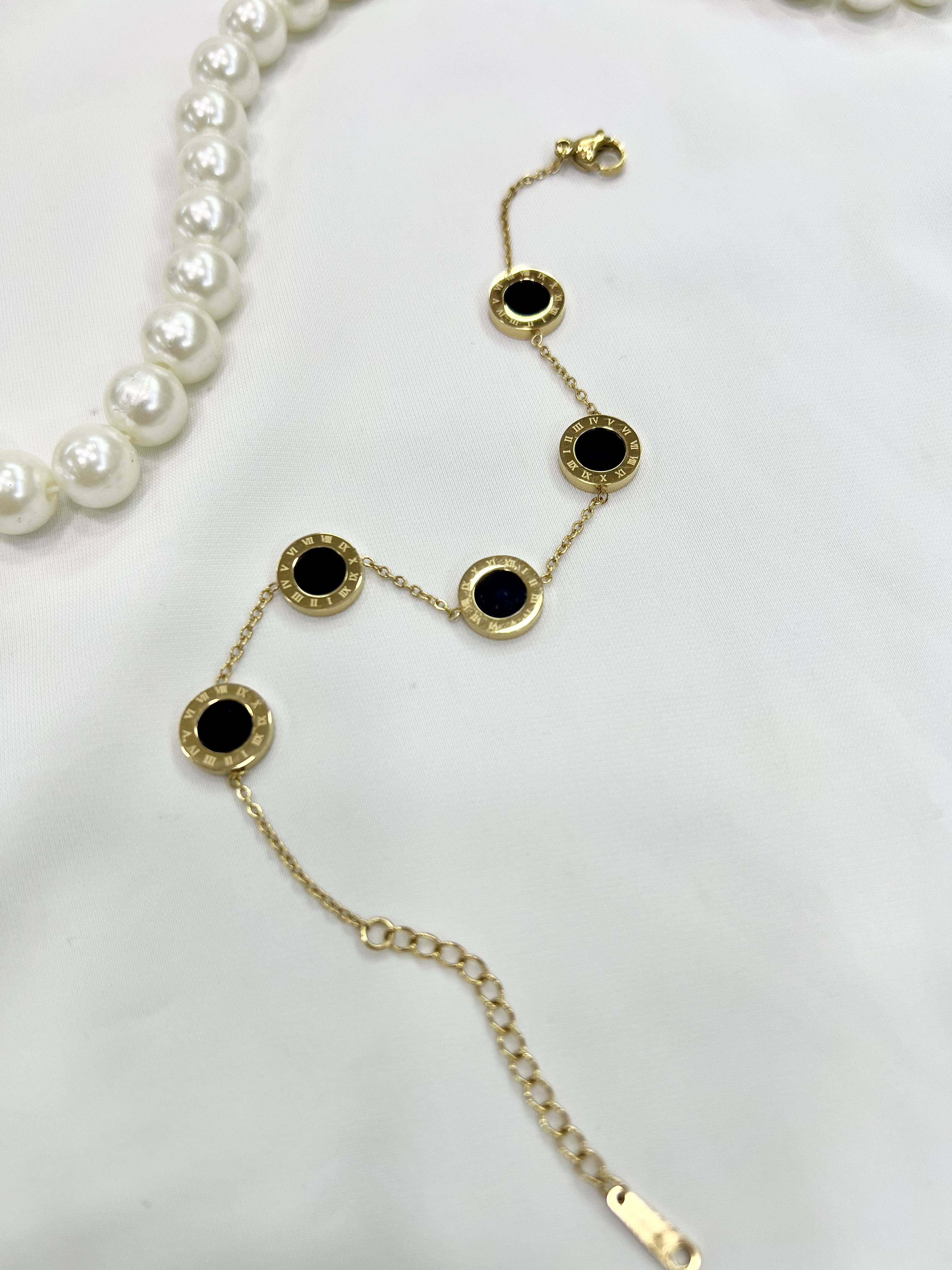 دستبند طلایی طرح بولگاری مشکی