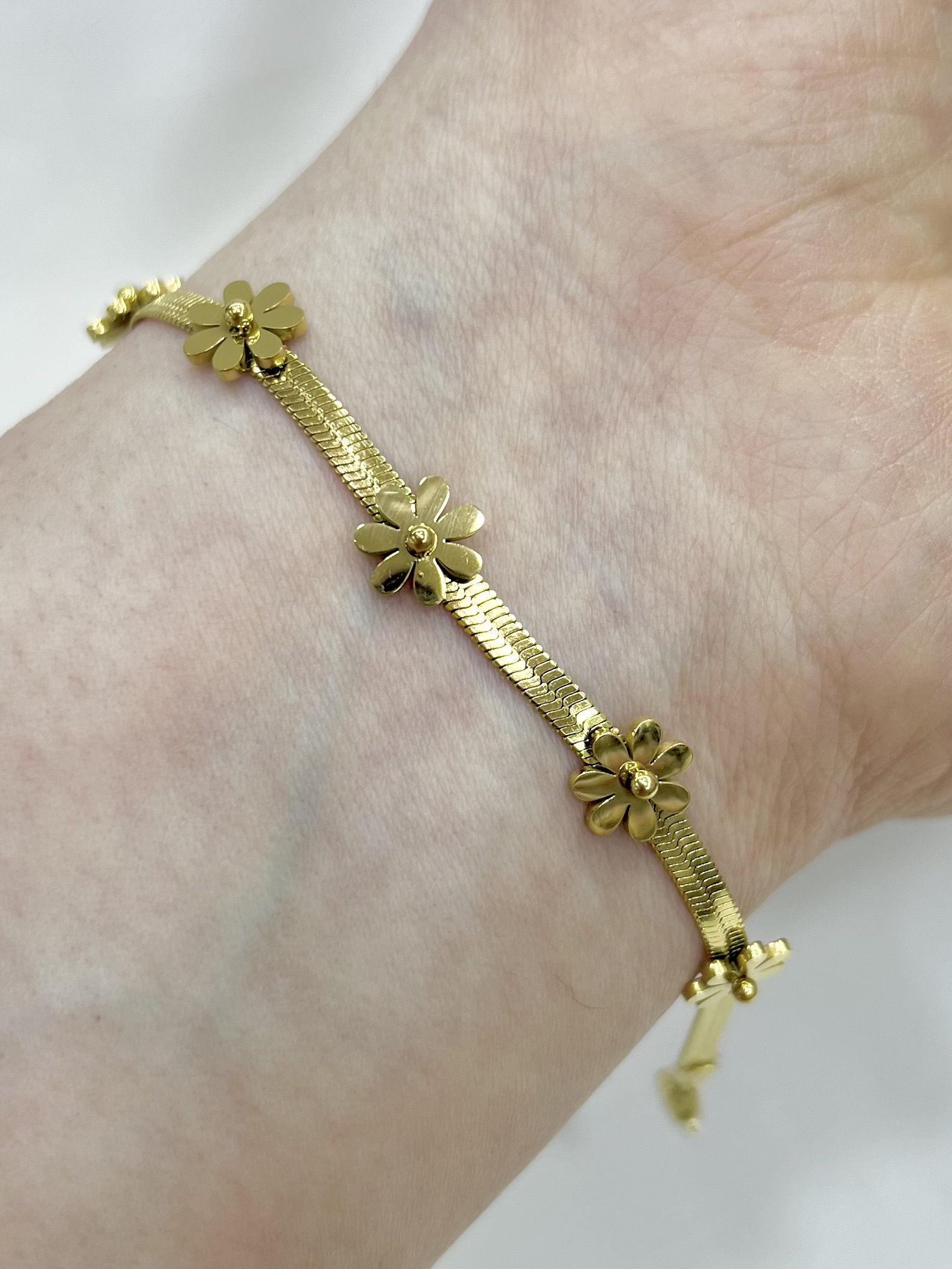 دستبند طلایی زنانه با طرح گل های برجسته