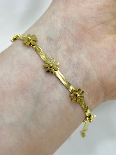 دستبند طلایی زنانه با طرح گل های برجسته