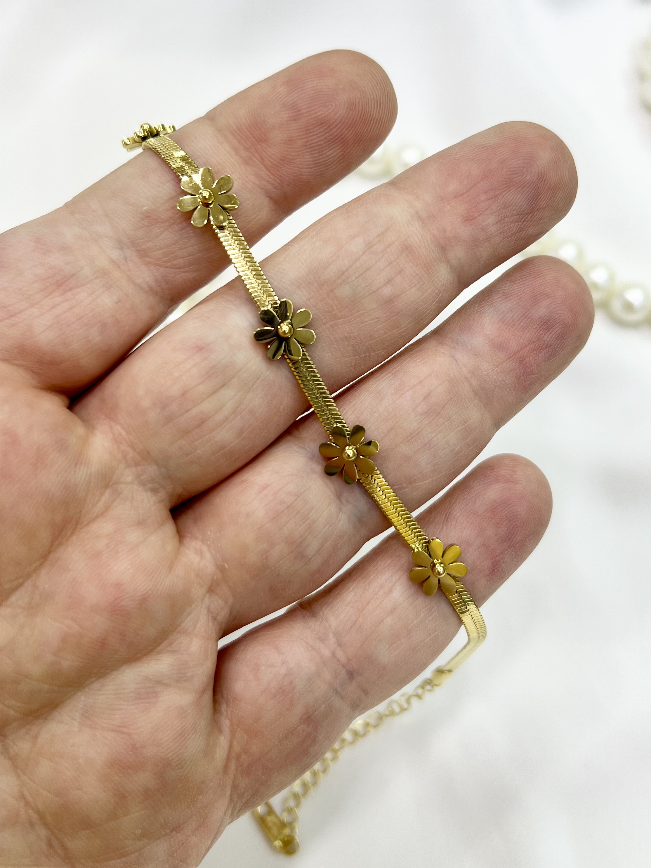 دستبند طلایی زنانه ماری با طرح گل های برجسته