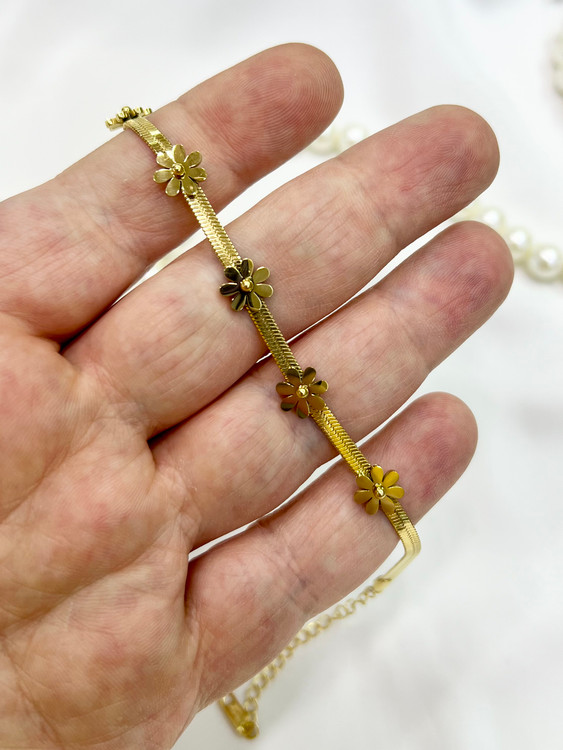 دستبند طلایی زنانه ماری با طرح گل های برجسته