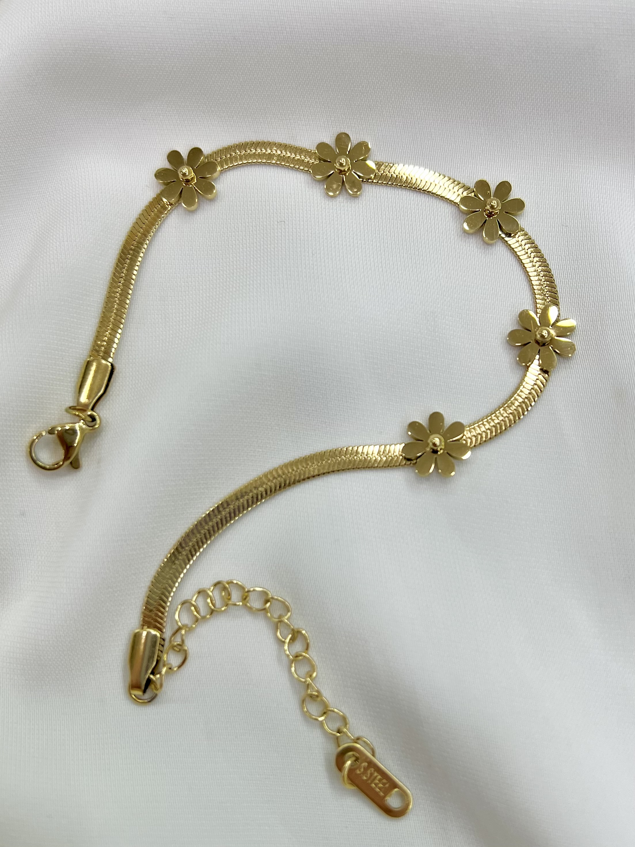 دستبند طلایی زنانه ماری با طرح گل های برجسته